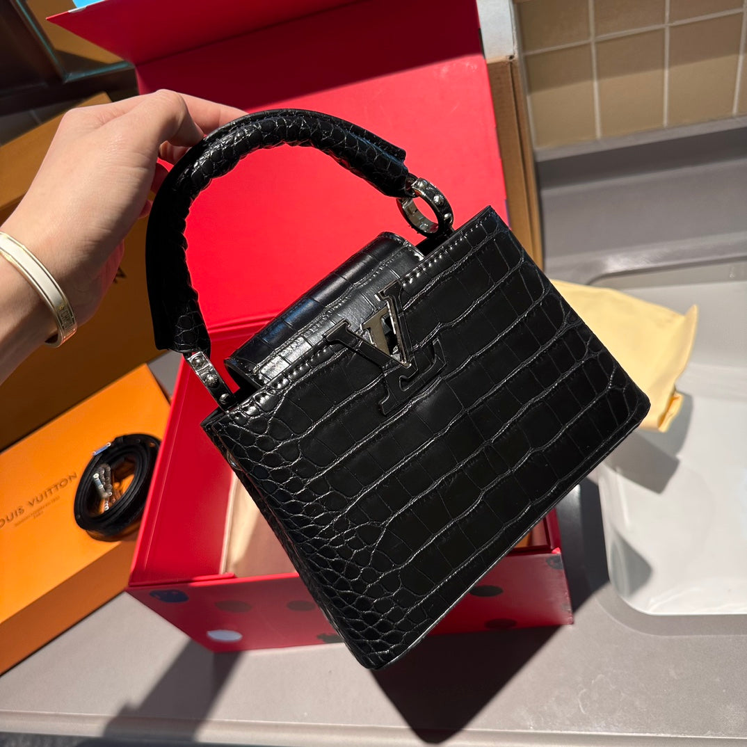 Louis Vuitton Capucines Handbag( 21cm)
