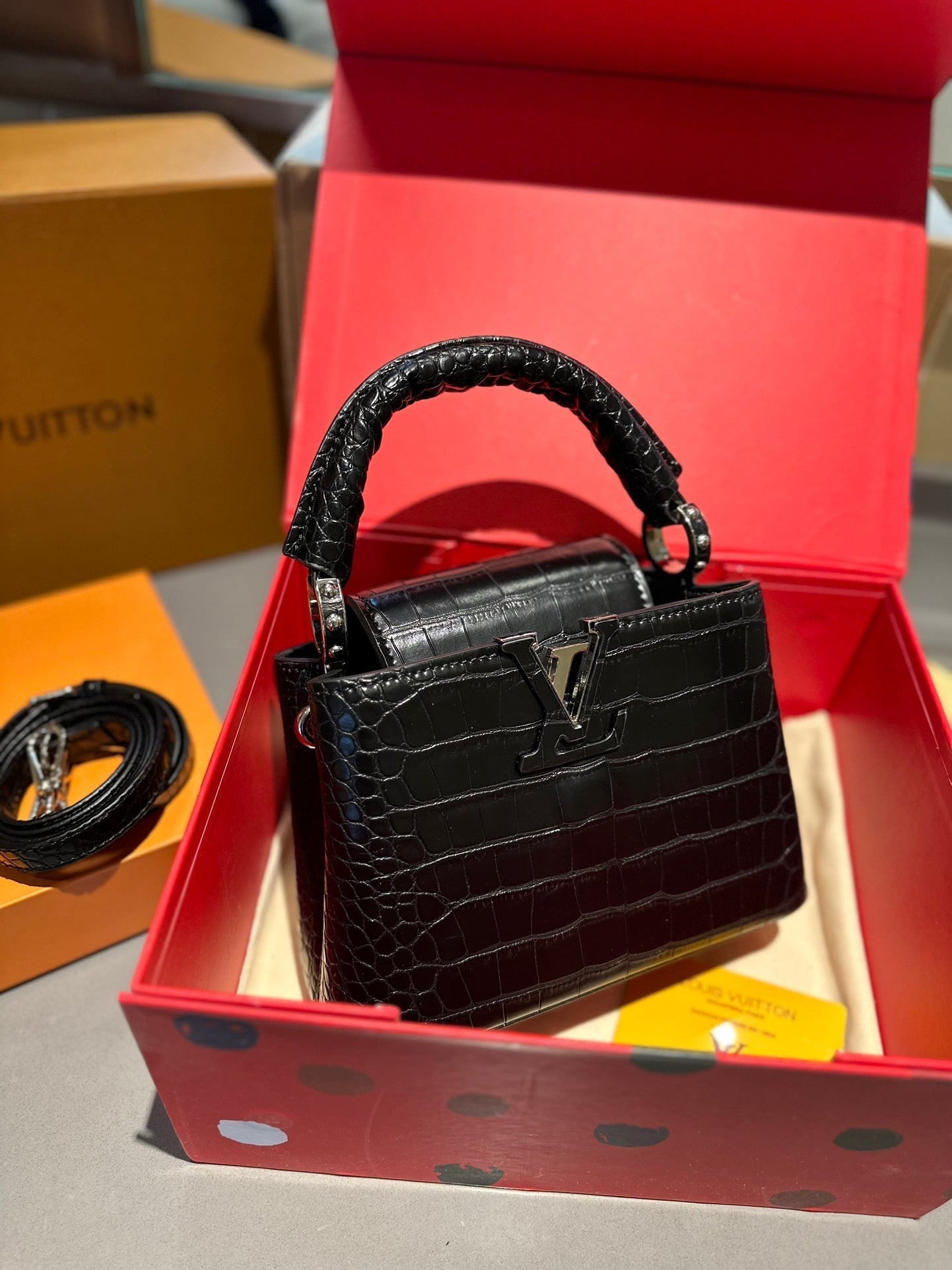 Louis Vuitton Capucines Handbag( 21cm)