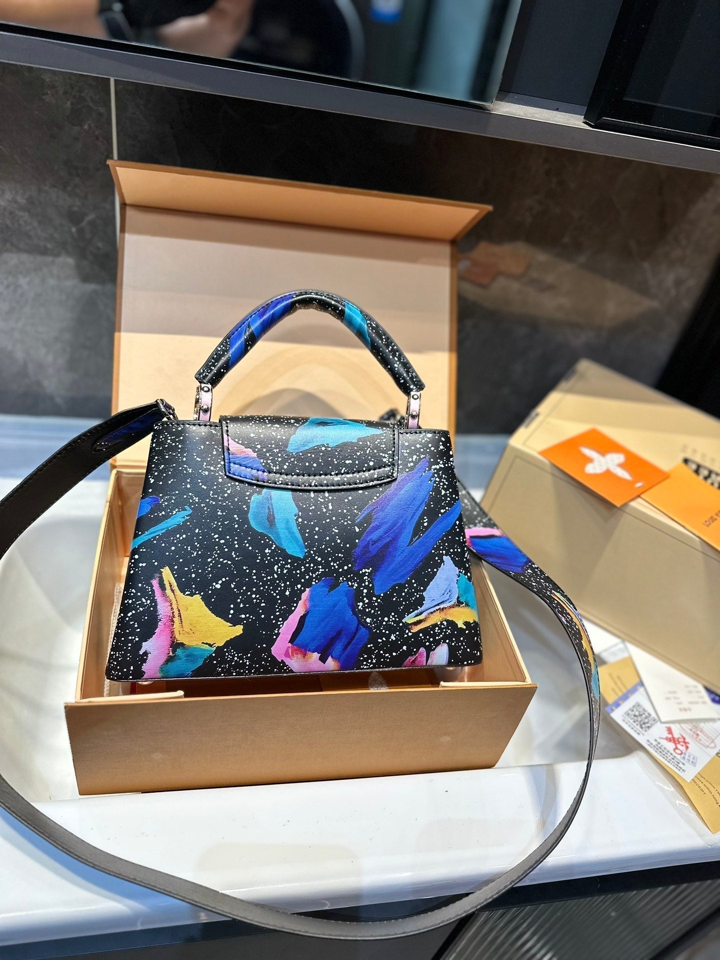 Louis Vuitton Capucines Handbag( 27cm)
