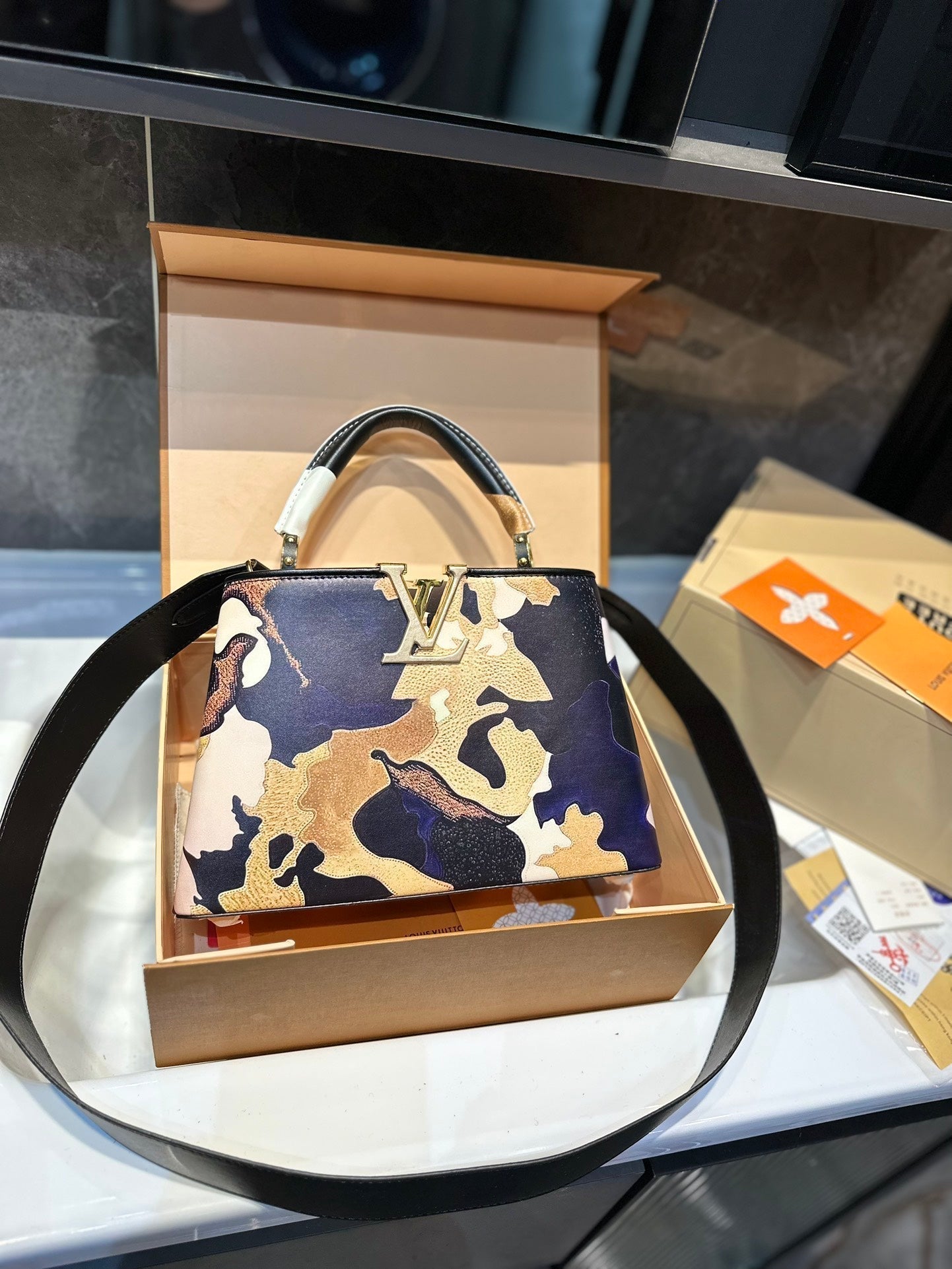 Louis Vuitton Capucines Handbag( 27cm)