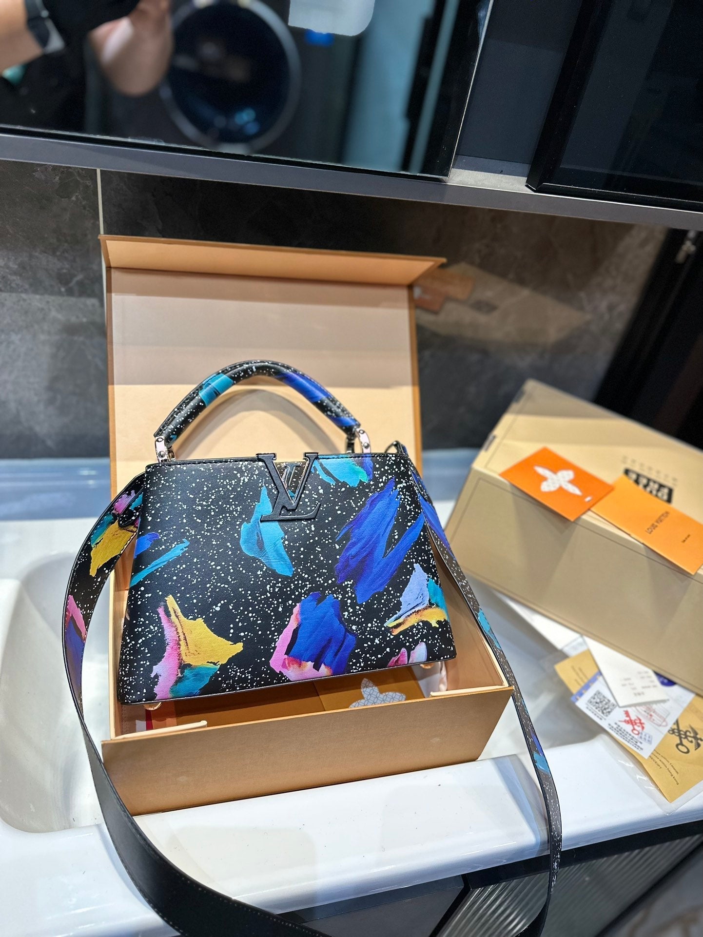 Louis Vuitton Capucines Handbag( 27cm)