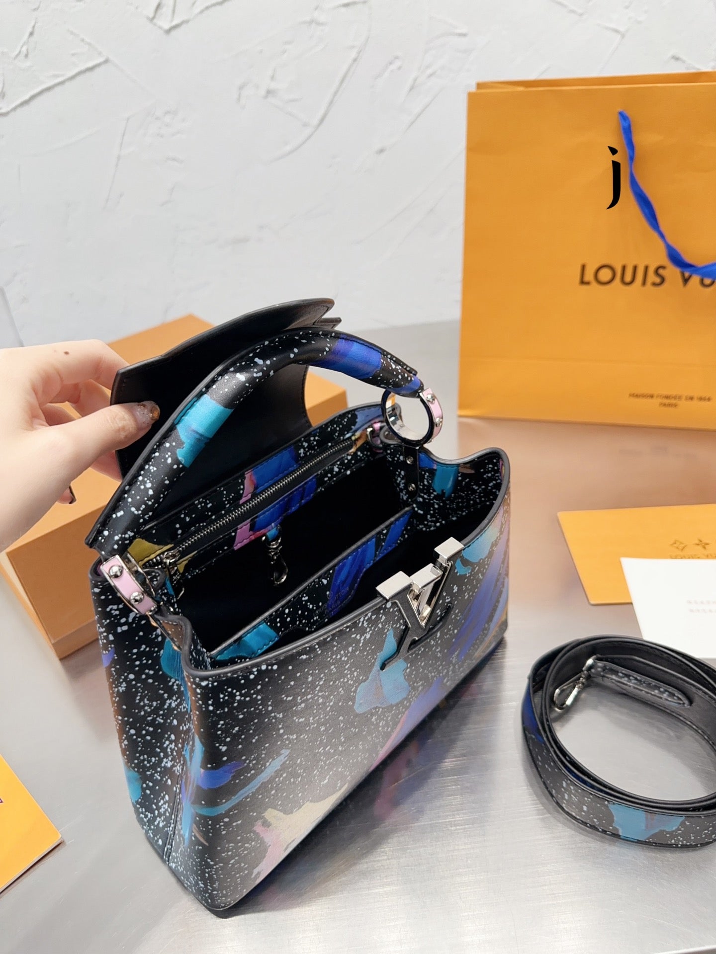 Louis Vuitton Capucines Handbag( 27cm)