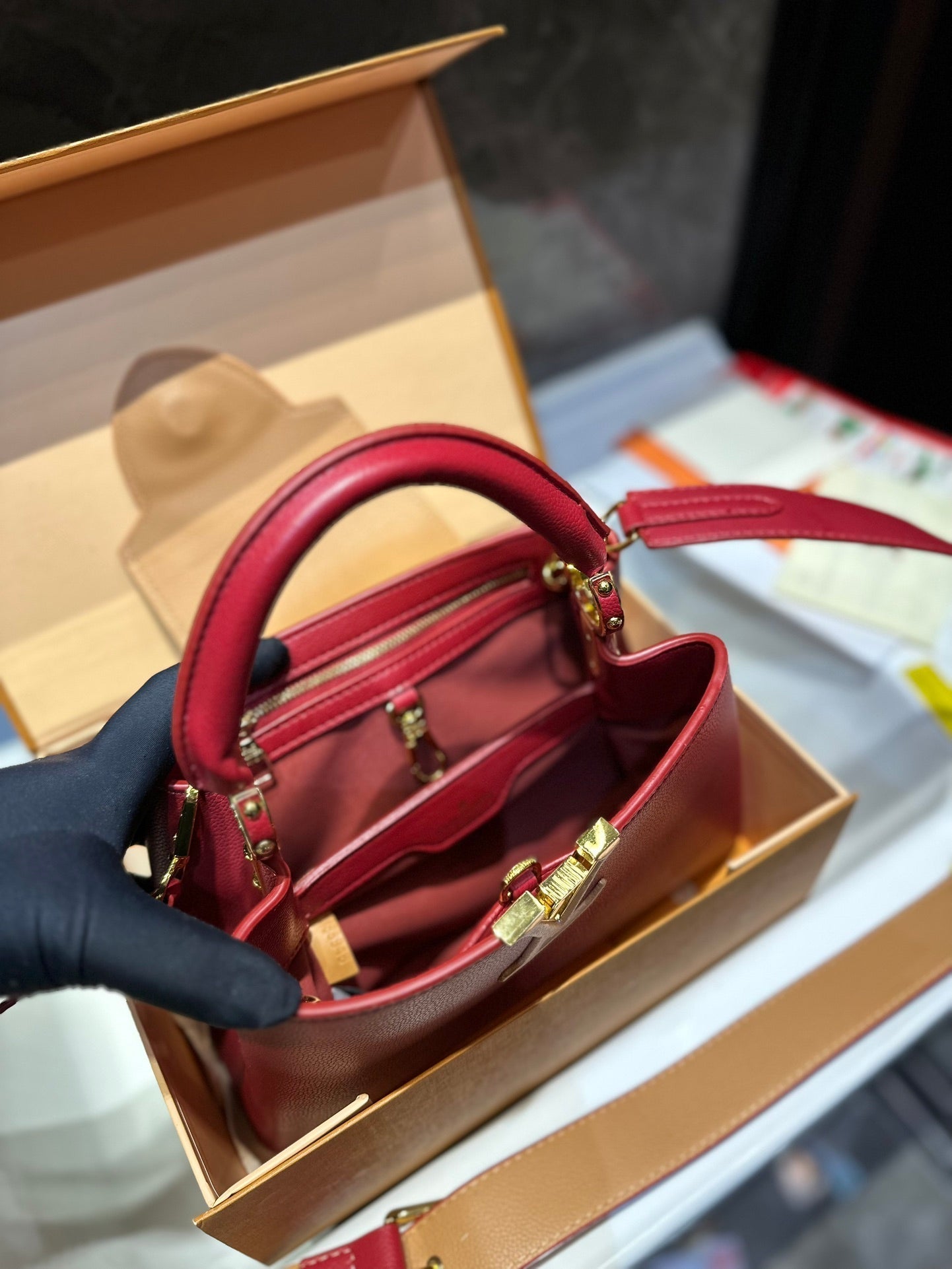 Louis Vuitton Capucines Handbag( 27cm)