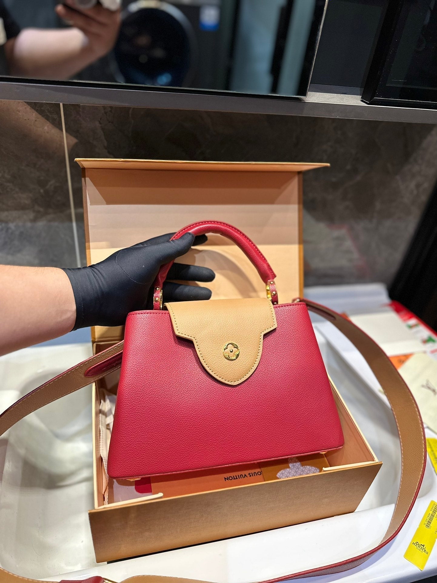 Louis Vuitton Capucines Handbag( 27cm)