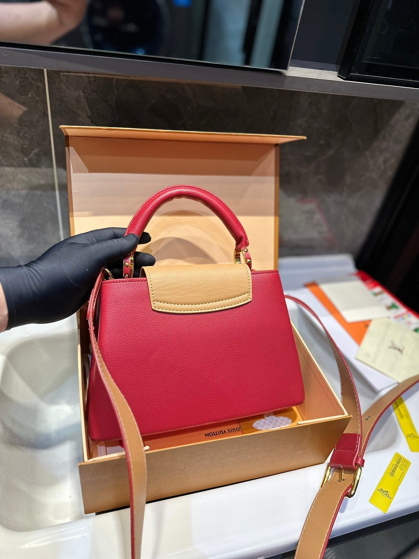 Louis Vuitton Capucines Handbag( 27cm)