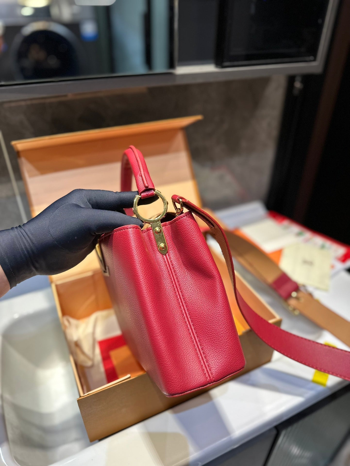 Louis Vuitton Capucines Handbag( 27cm)