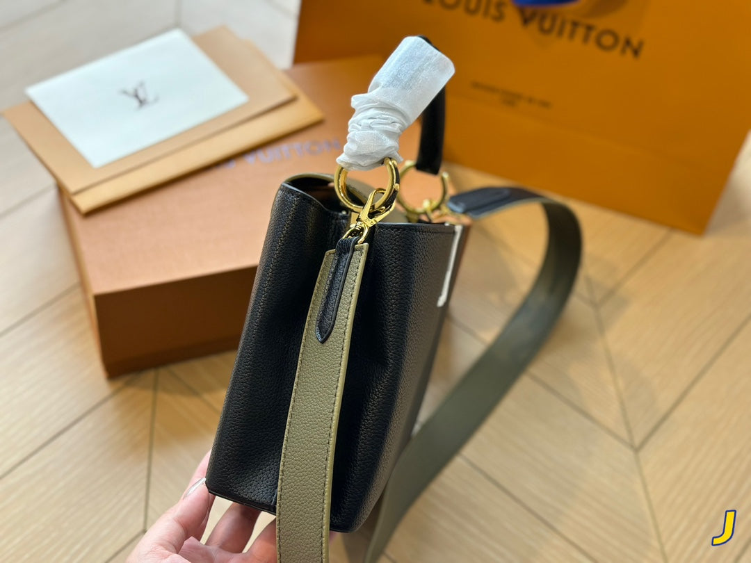 Louis Vuitton Capucines Handbag( 27cm)