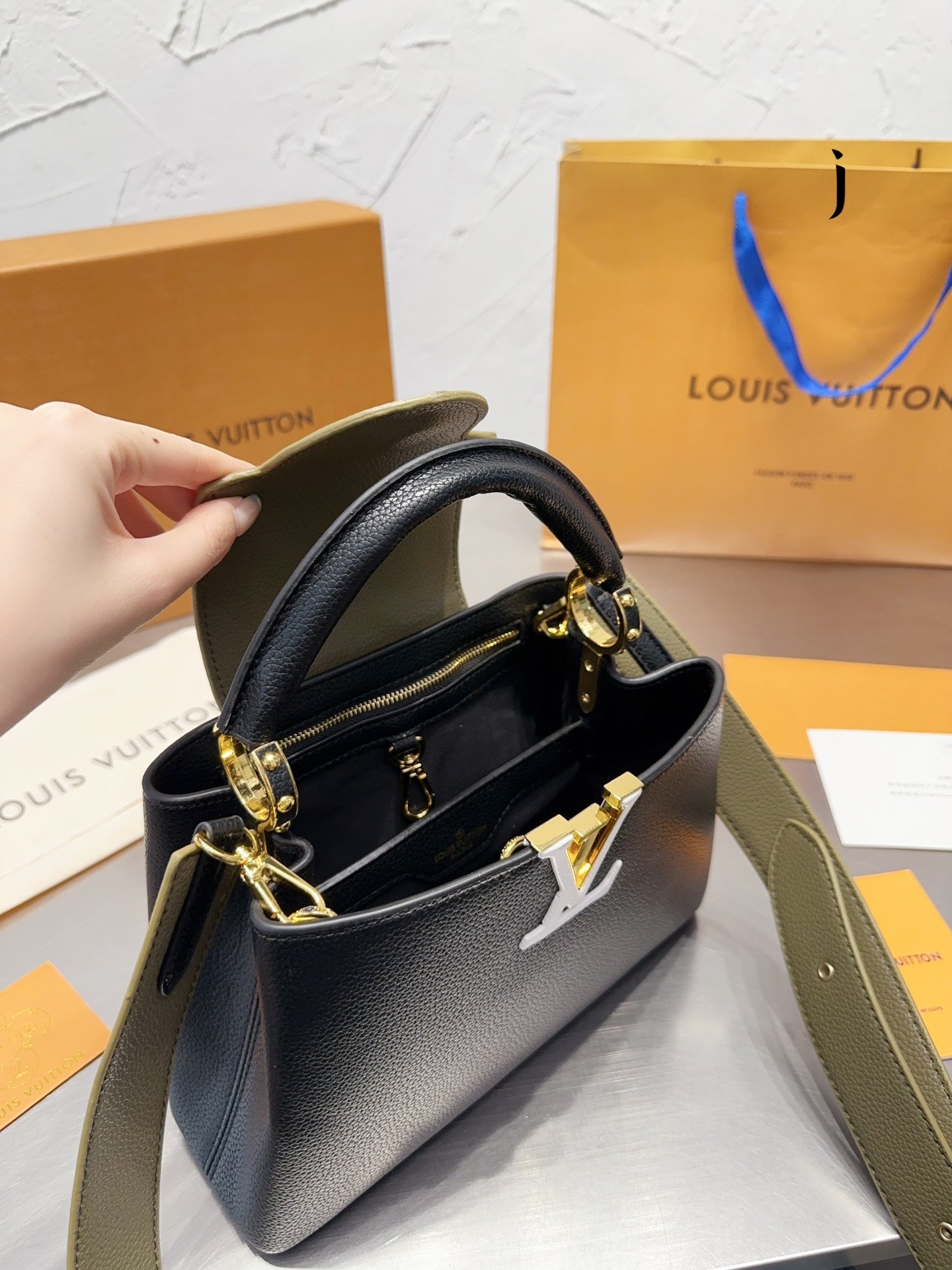 Louis Vuitton Capucines Handbag( 27cm)