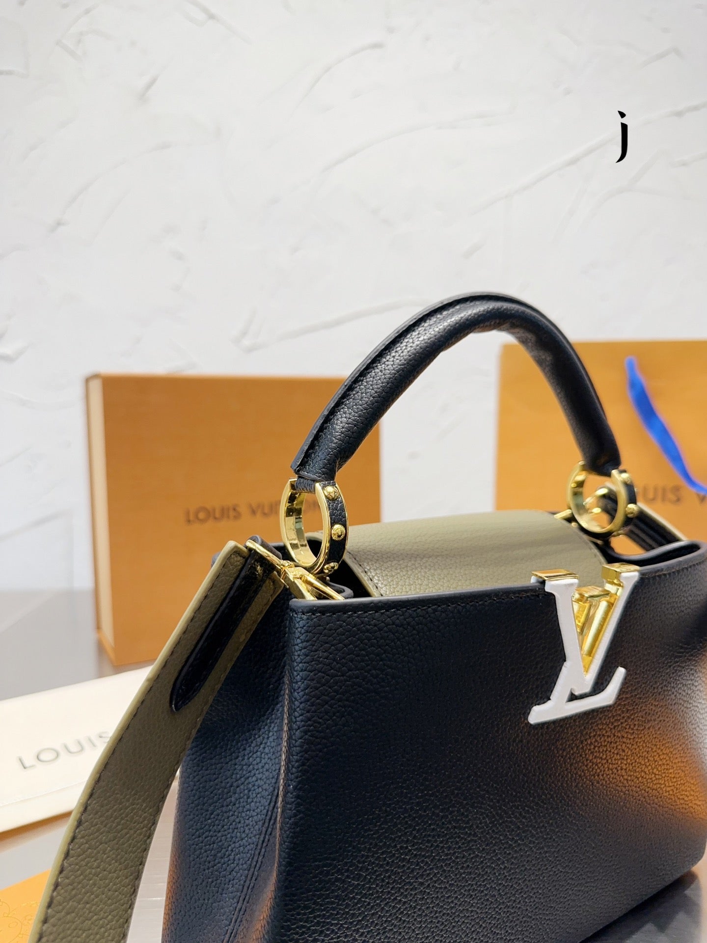 Louis Vuitton Capucines Handbag( 27cm)