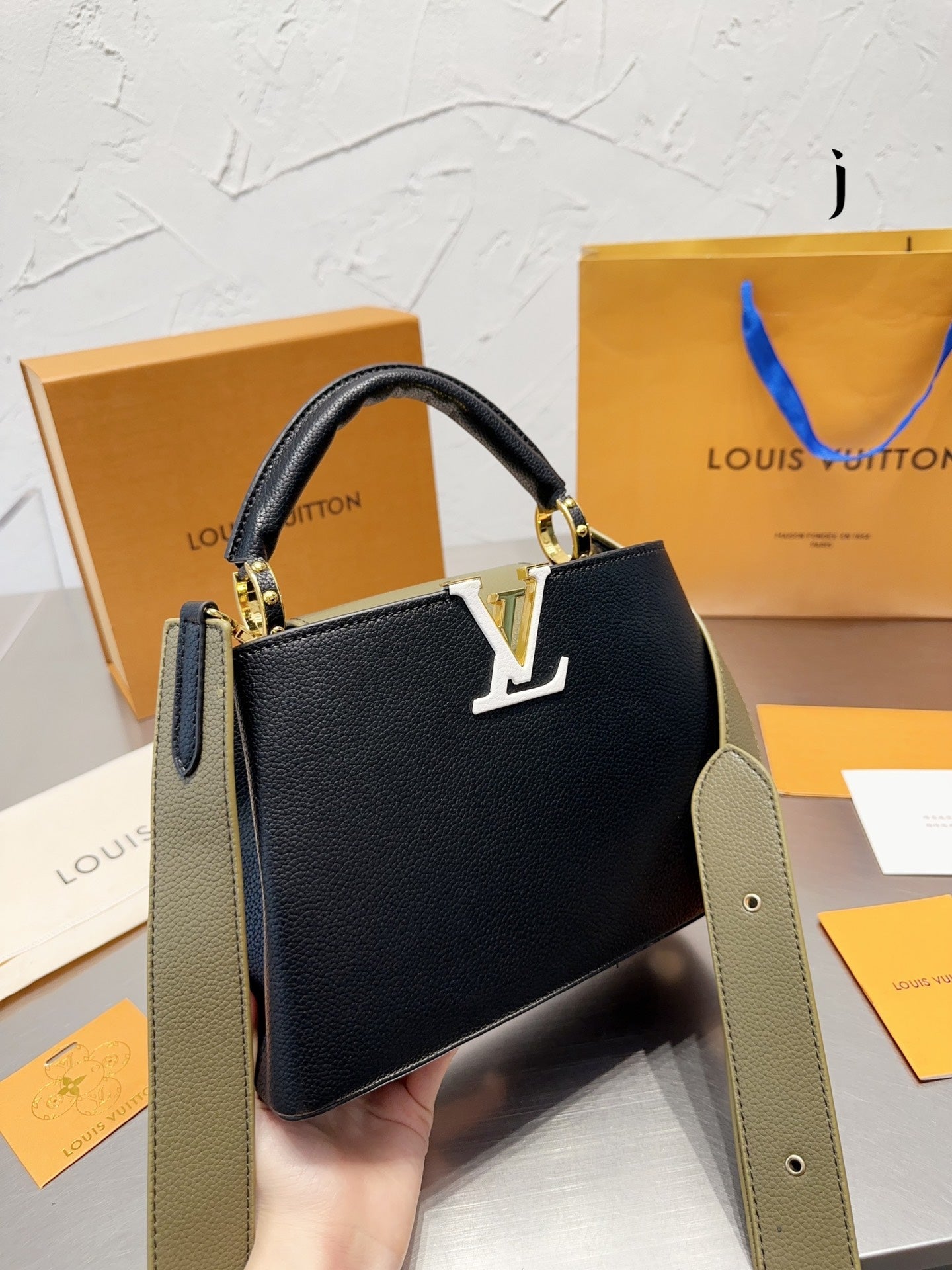 Louis Vuitton Capucines Handbag( 27cm)
