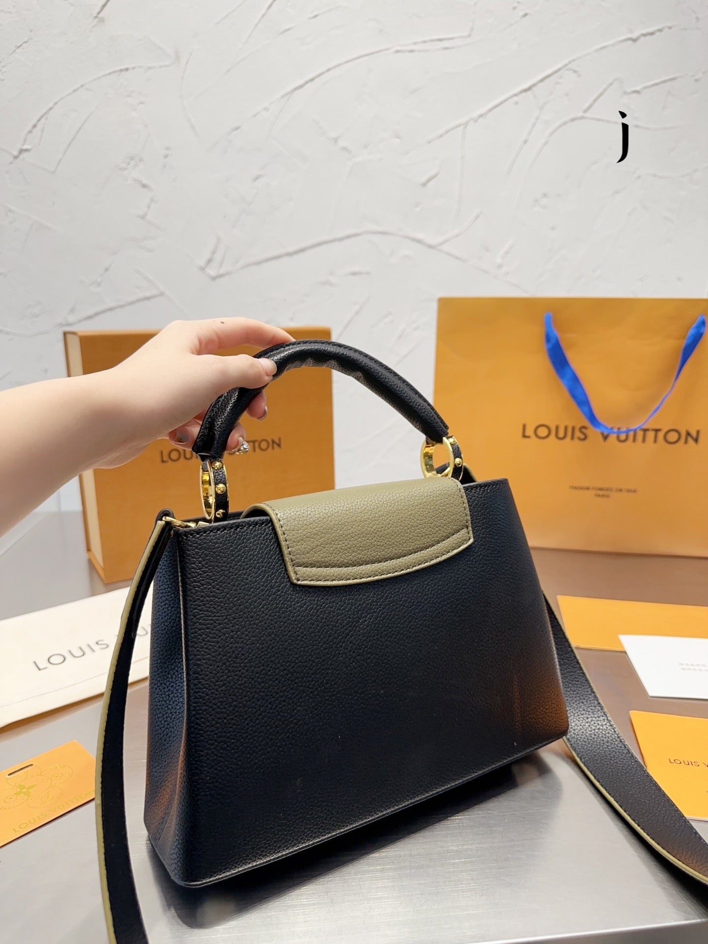 Louis Vuitton Capucines Handbag( 27cm)