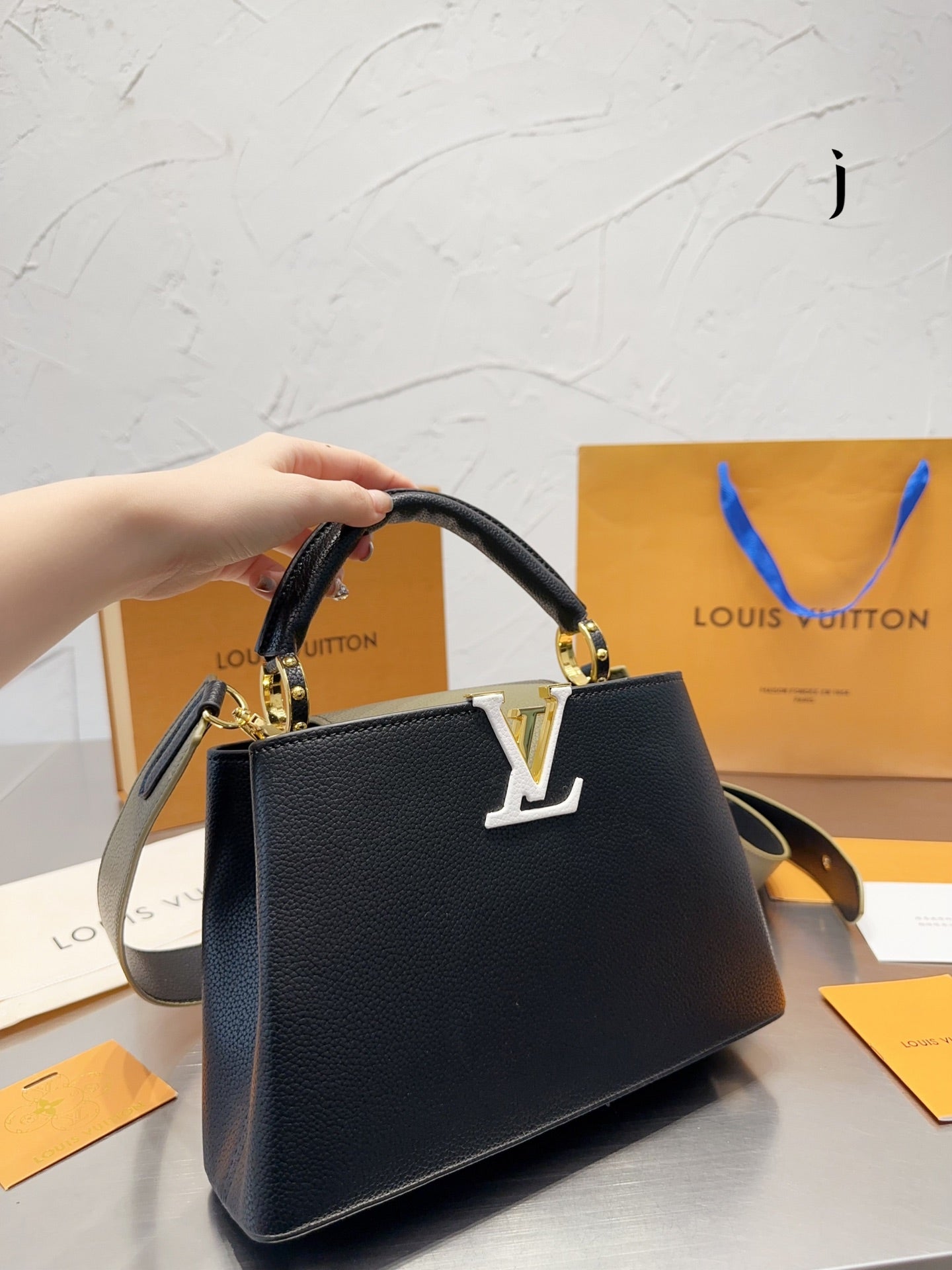 Louis Vuitton Capucines Handbag( 27cm)