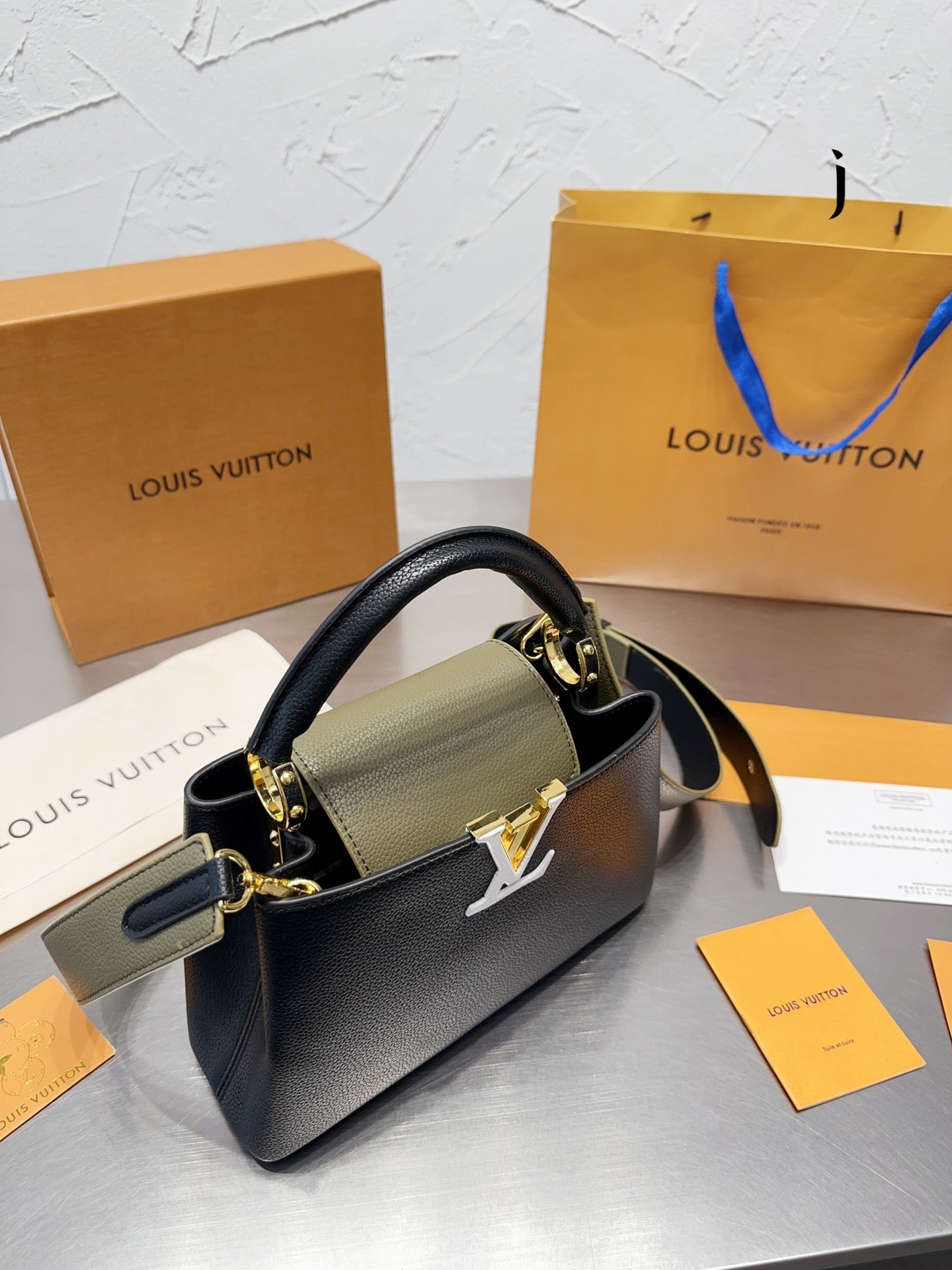 Louis Vuitton Capucines Handbag( 27cm)