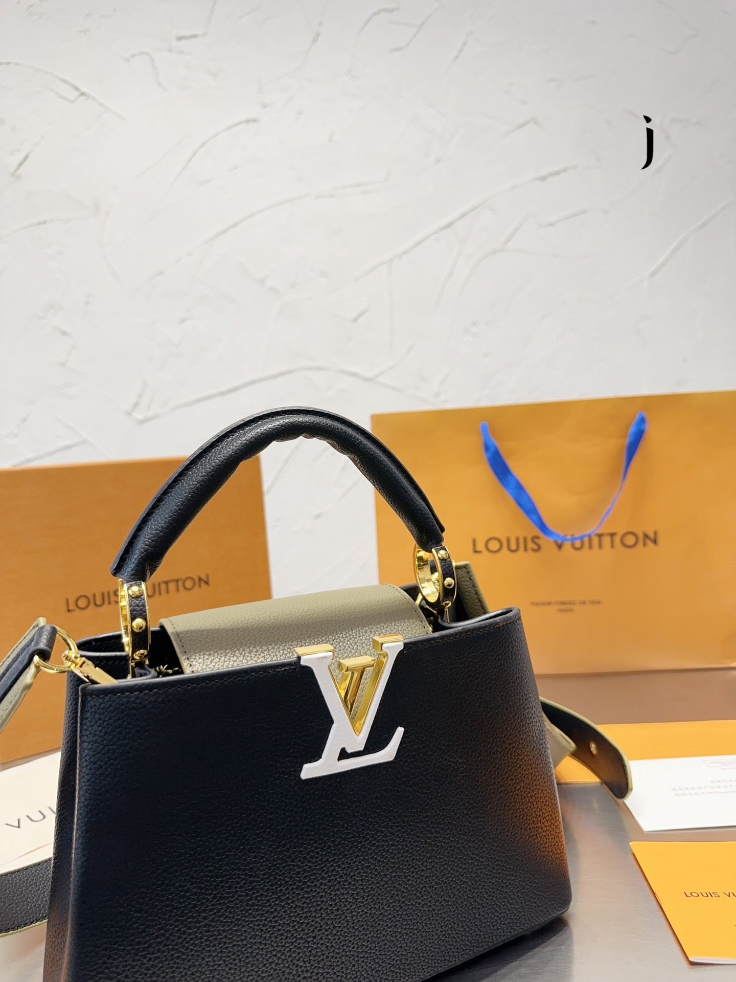 Louis Vuitton Capucines Handbag( 27cm)