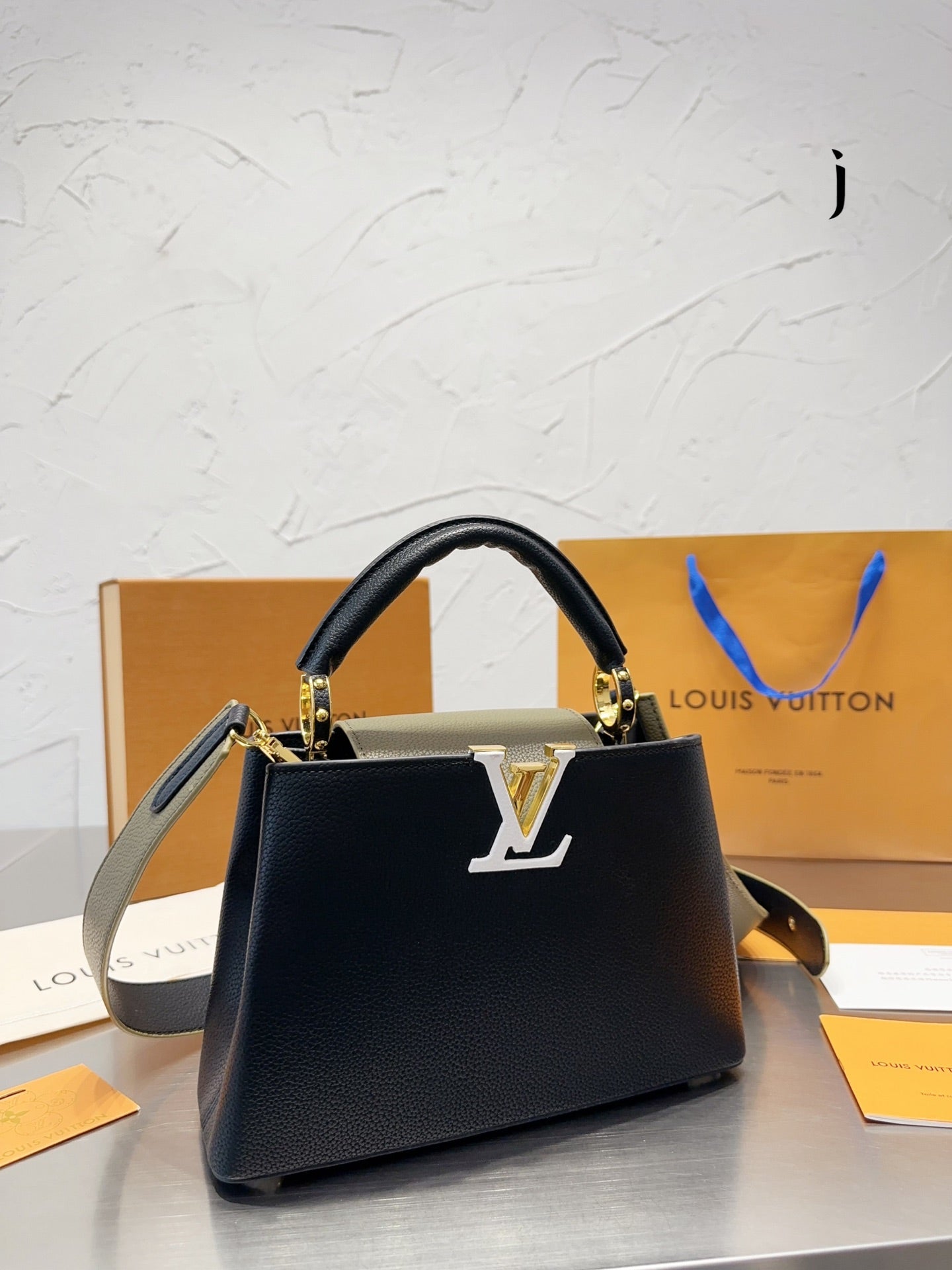 Louis Vuitton Capucines Handbag( 27cm)
