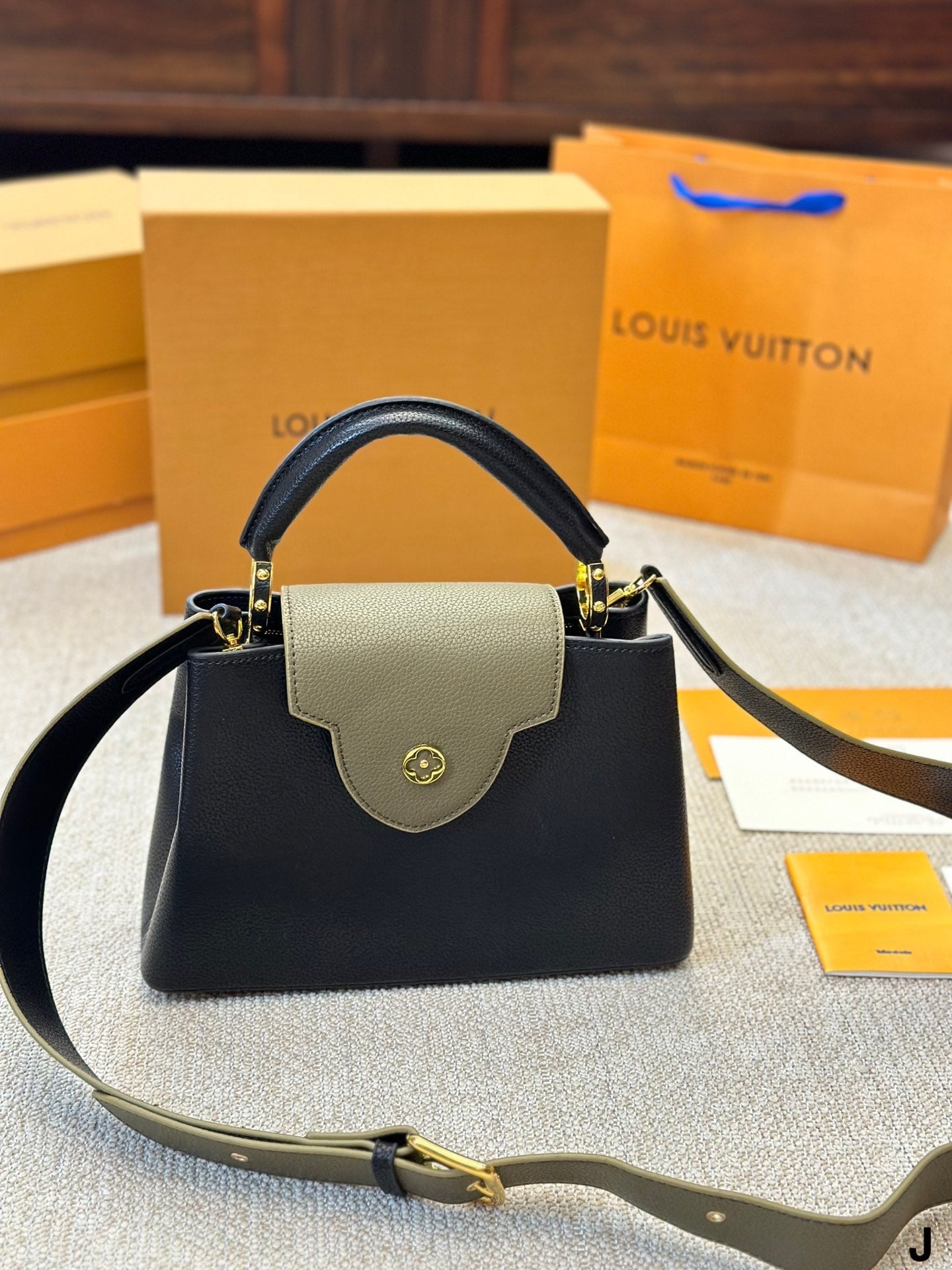 Louis Vuitton Capucines Handbag( 27cm)