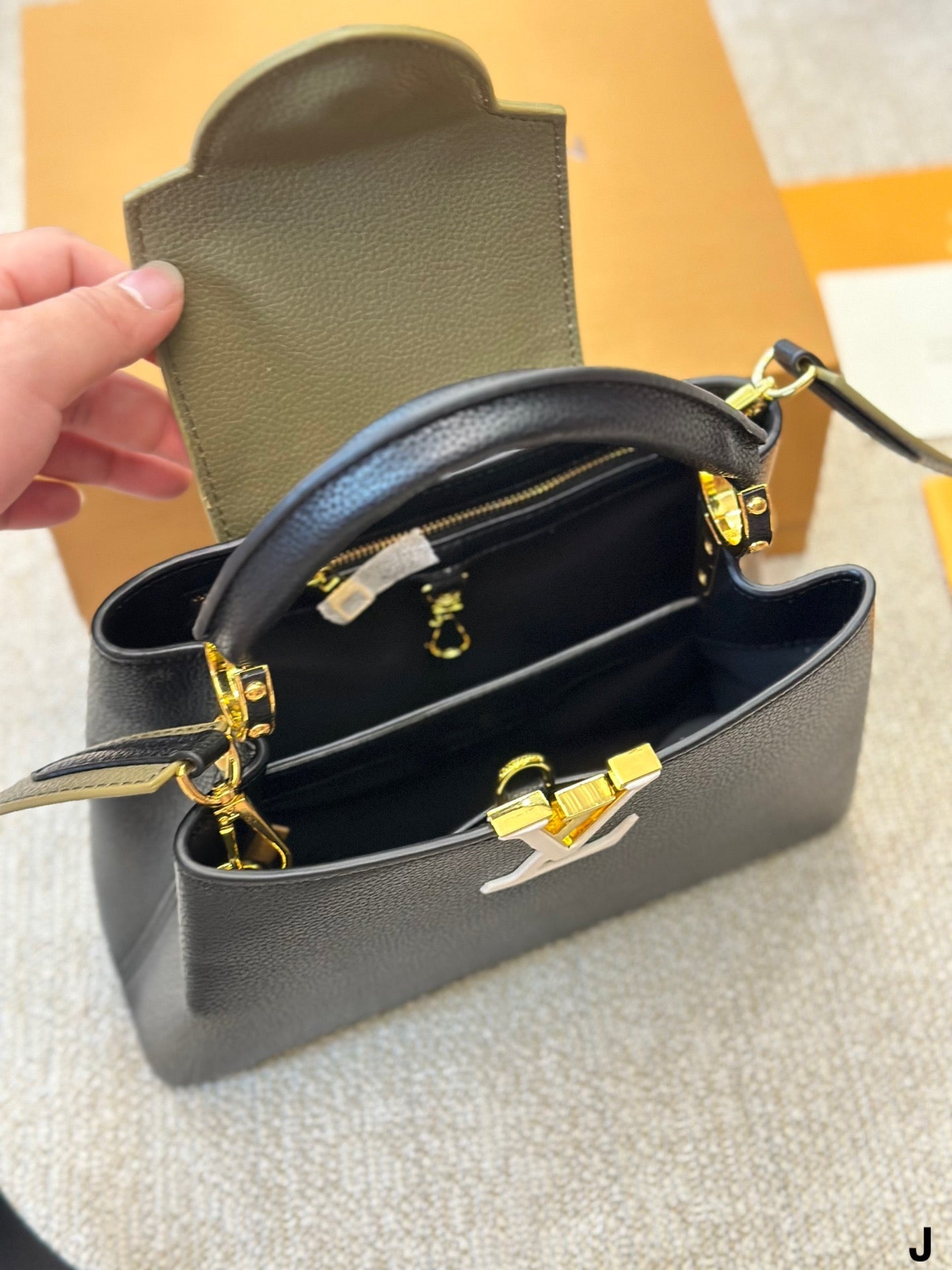 Louis Vuitton Capucines Handbag( 27cm)