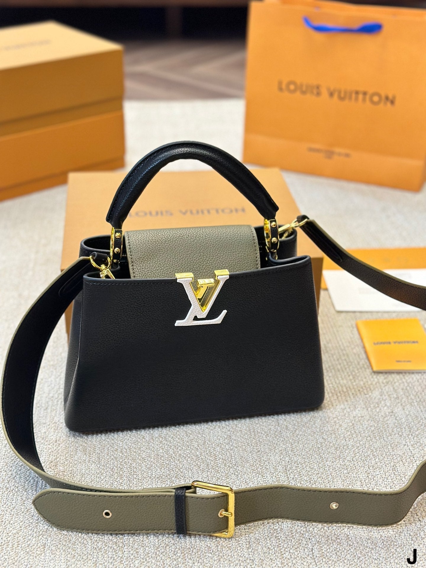 Louis Vuitton Capucines Handbag( 27cm)