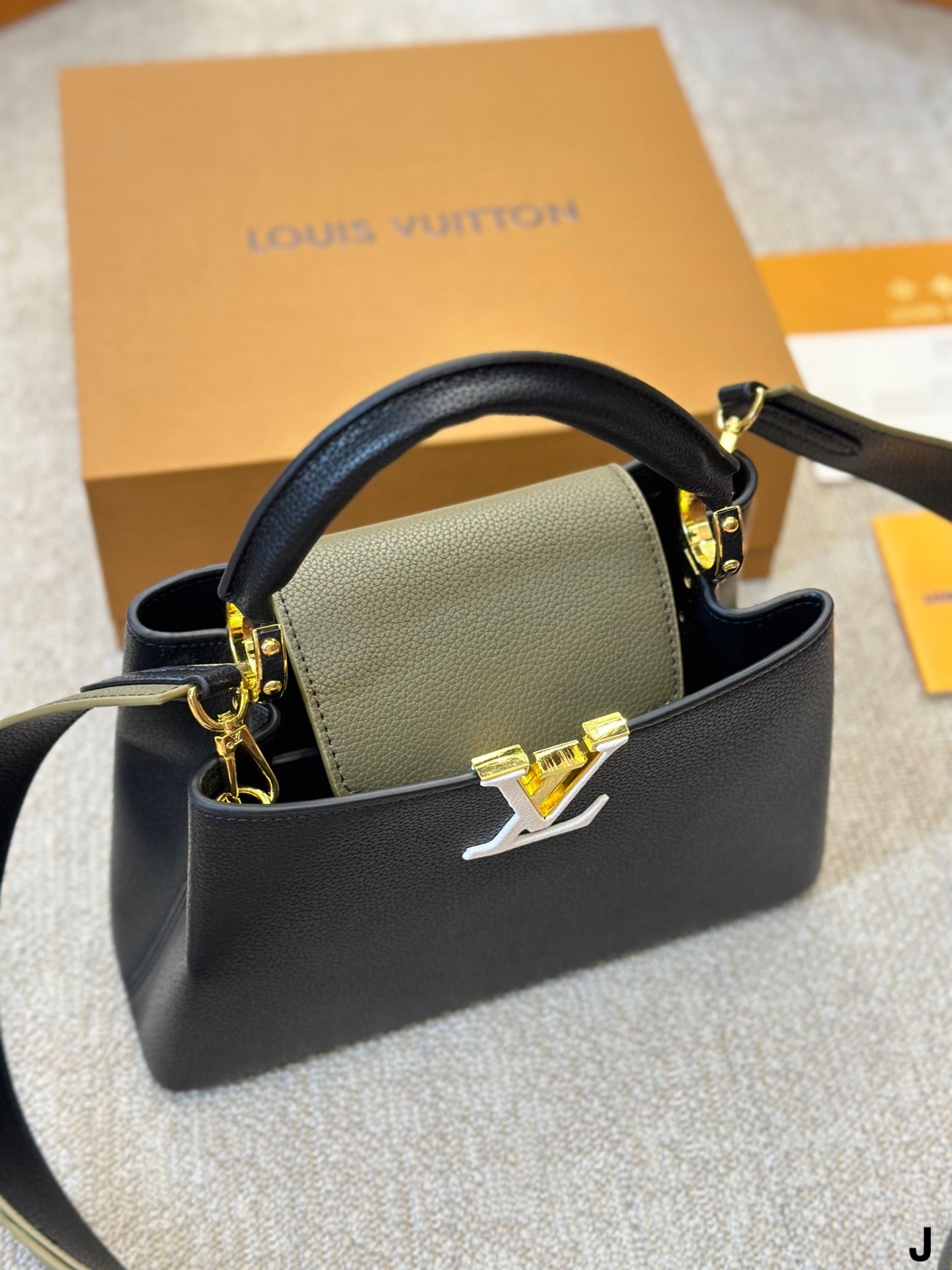 Louis Vuitton Capucines Handbag( 27cm)