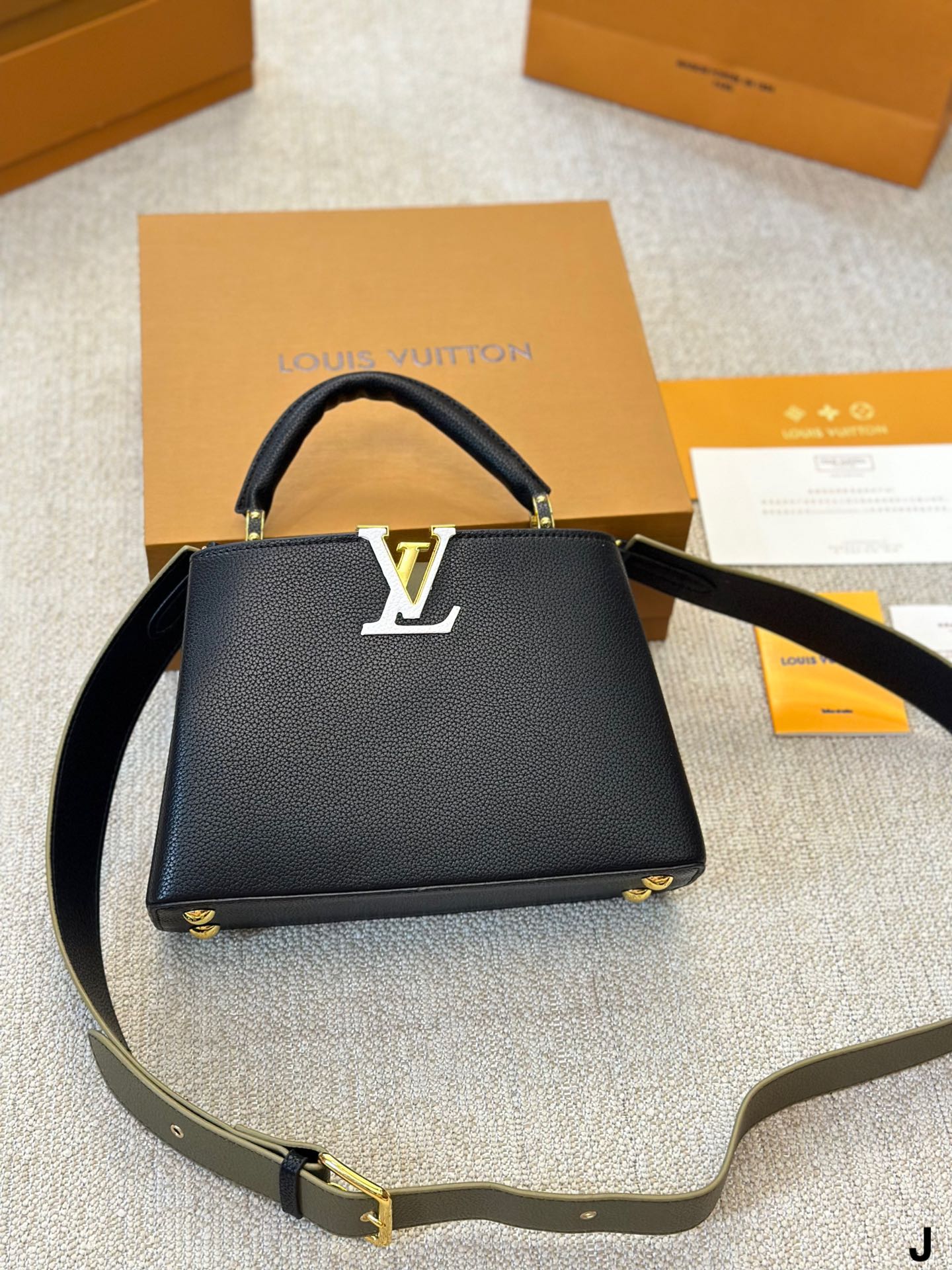 Louis Vuitton Capucines Handbag( 27cm)