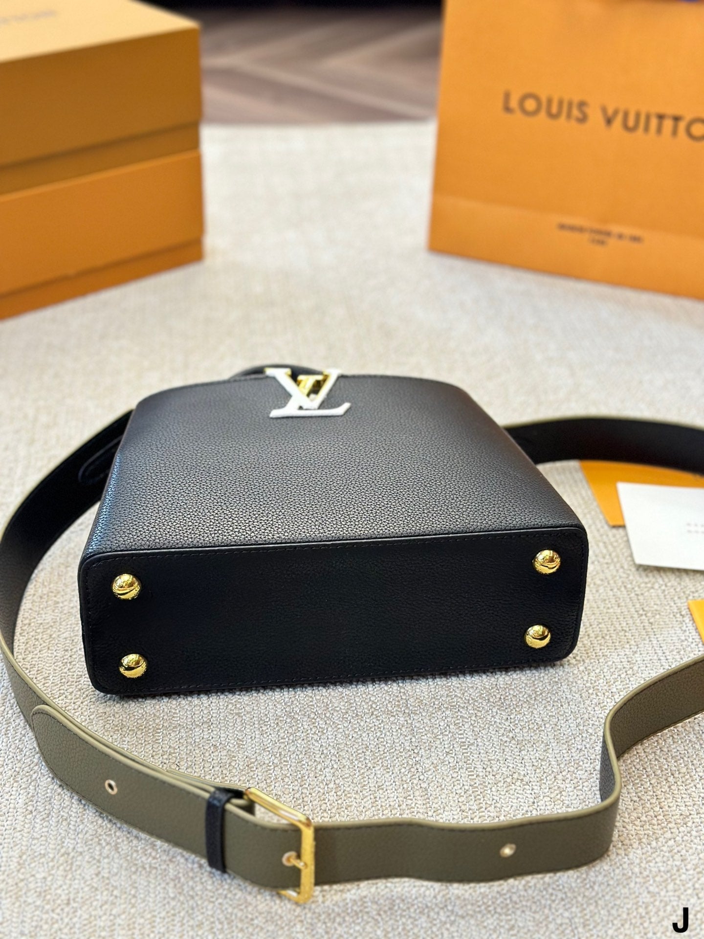 Louis Vuitton Capucines Handbag( 27cm)