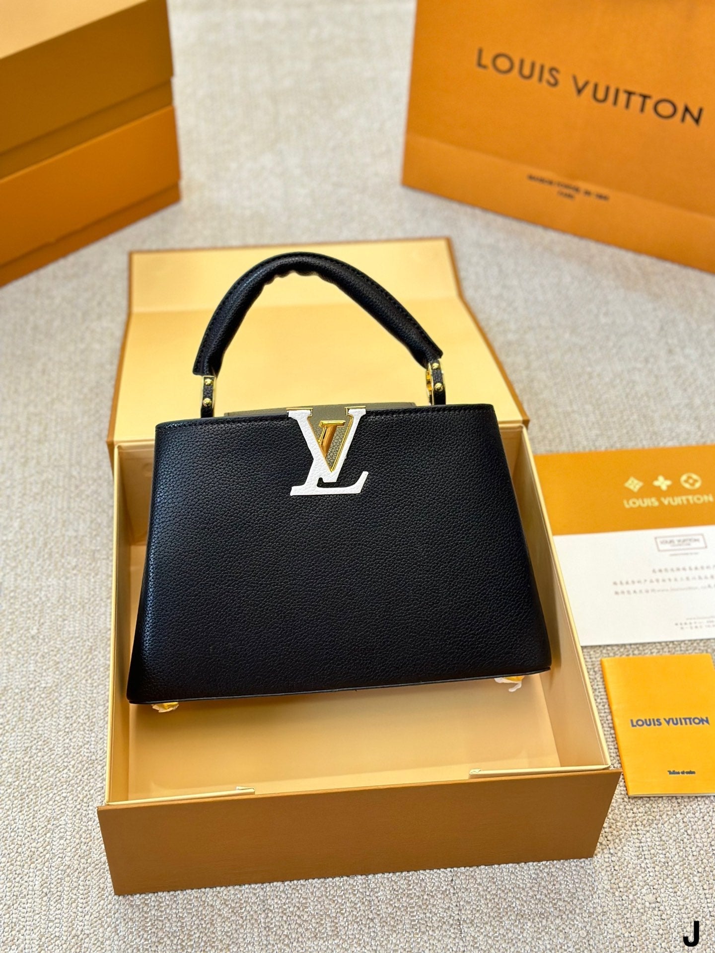 Louis Vuitton Capucines Handbag( 27cm)