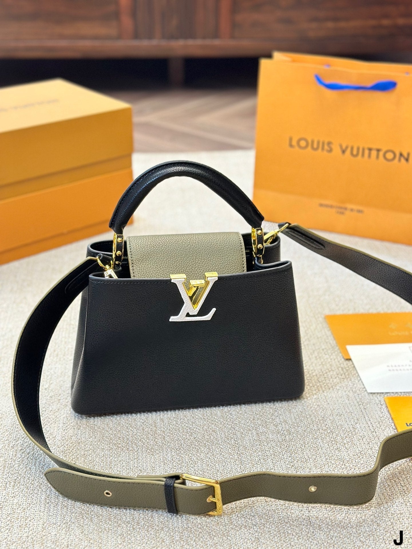 Louis Vuitton Capucines Handbag( 27cm)