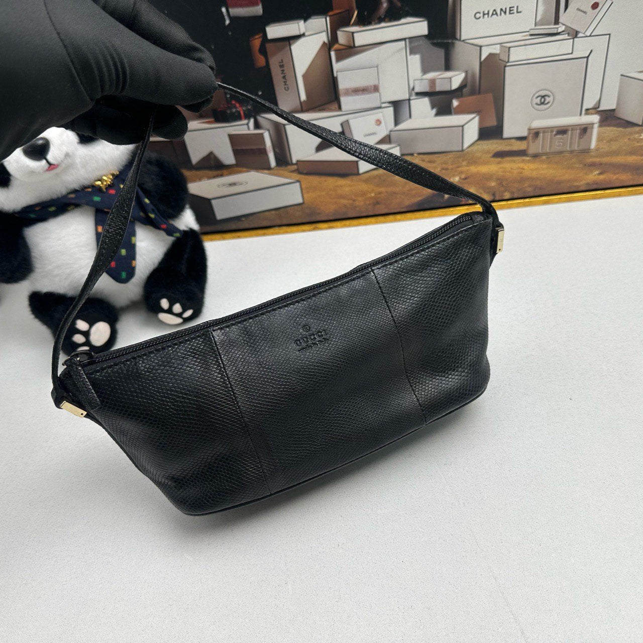 Gucci Black Shoulder Bag in Leather - Pre-loved Gucci Bag