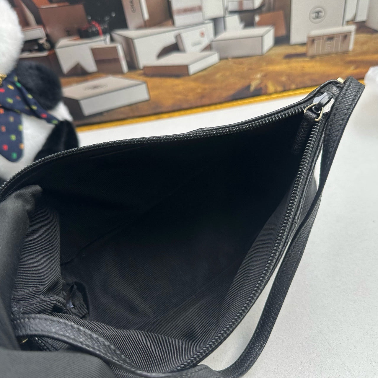 Gucci Black Shoulder Bag in Leather - Pre-loved Gucci Bag